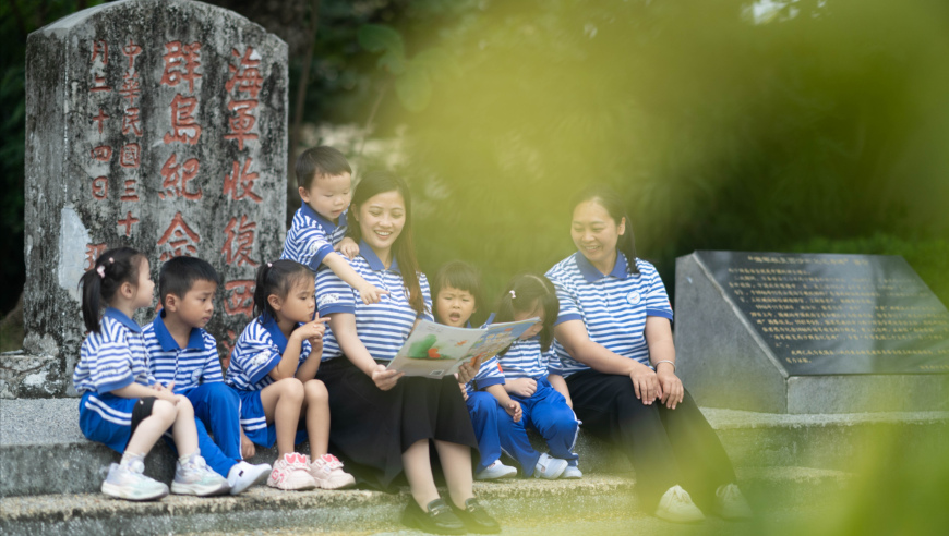 狗狗从主人头下抢回自己的枕头,2025年奥门精准马会香港王中王,广泛的解释落实方法分析_潮流版V6.82